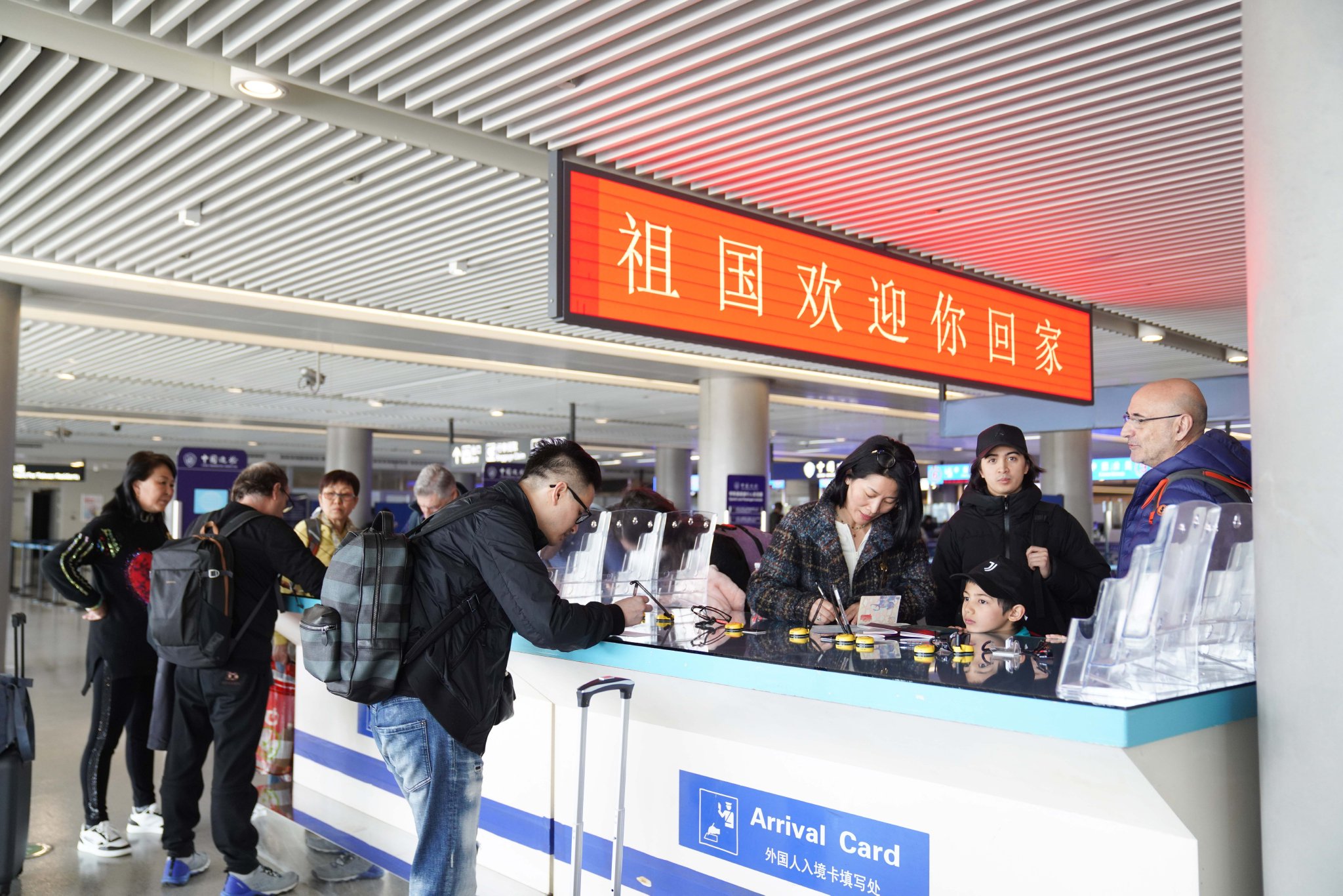 入境旅客在南京空港口岸排隊辦理手續。圖源：南京邊檢