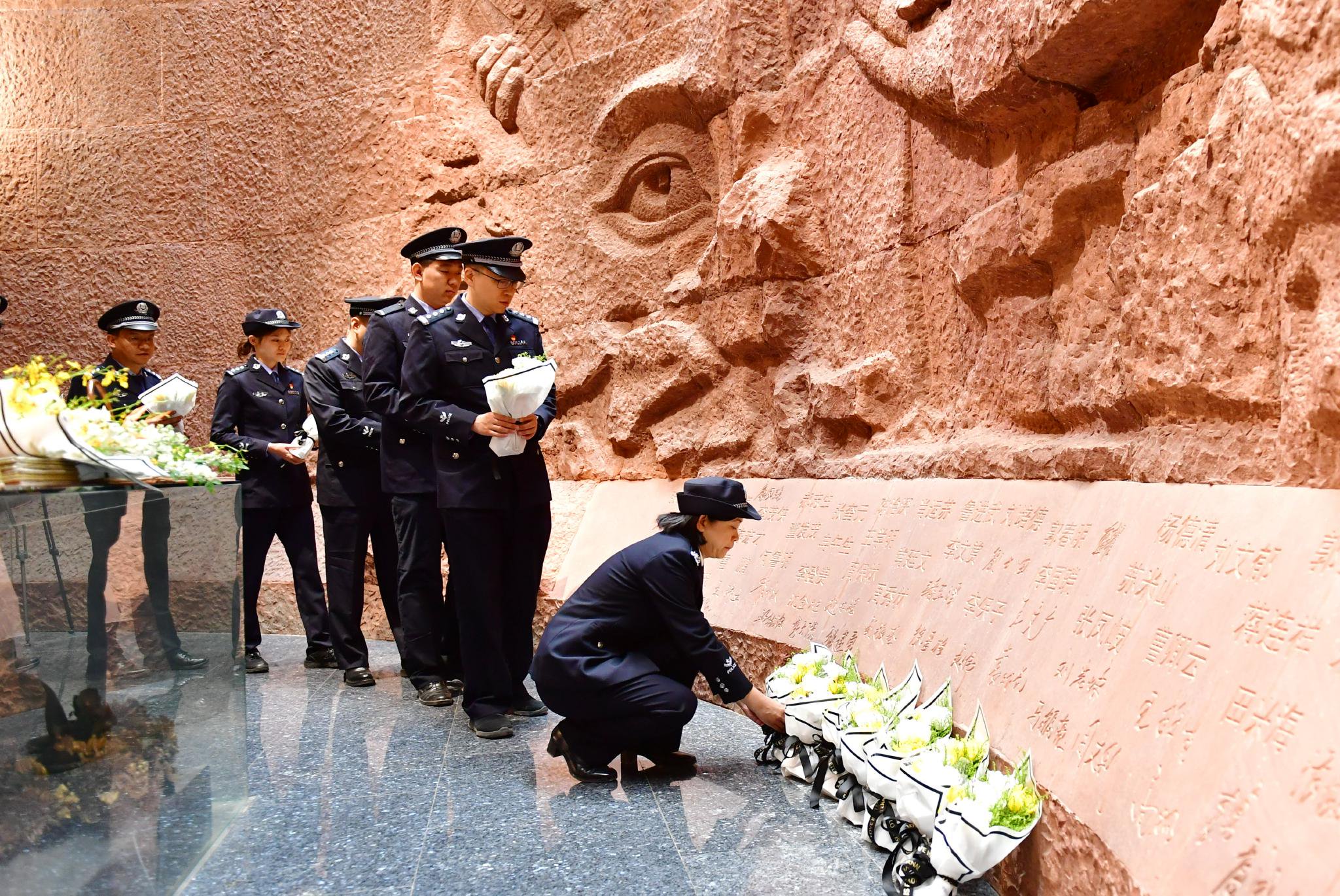 全體人員依次向首都公安英烈獻花並瞻仰英烈牆。 圖源：北京公安