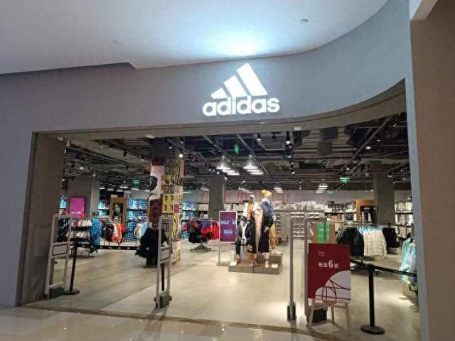 闵行绚荟城阿迪达斯专卖店 本文图均为 周到上海 图