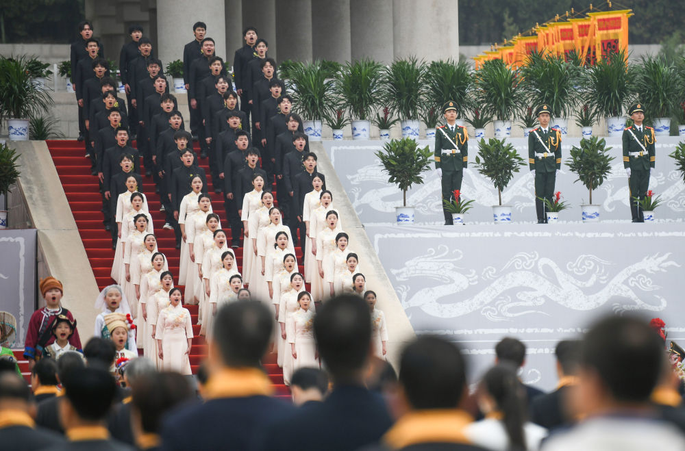 4月4日，演員在公祭軒轅黃帝典禮上演唱歌曲《黃帝頌》。新華社記者 張博文 攝