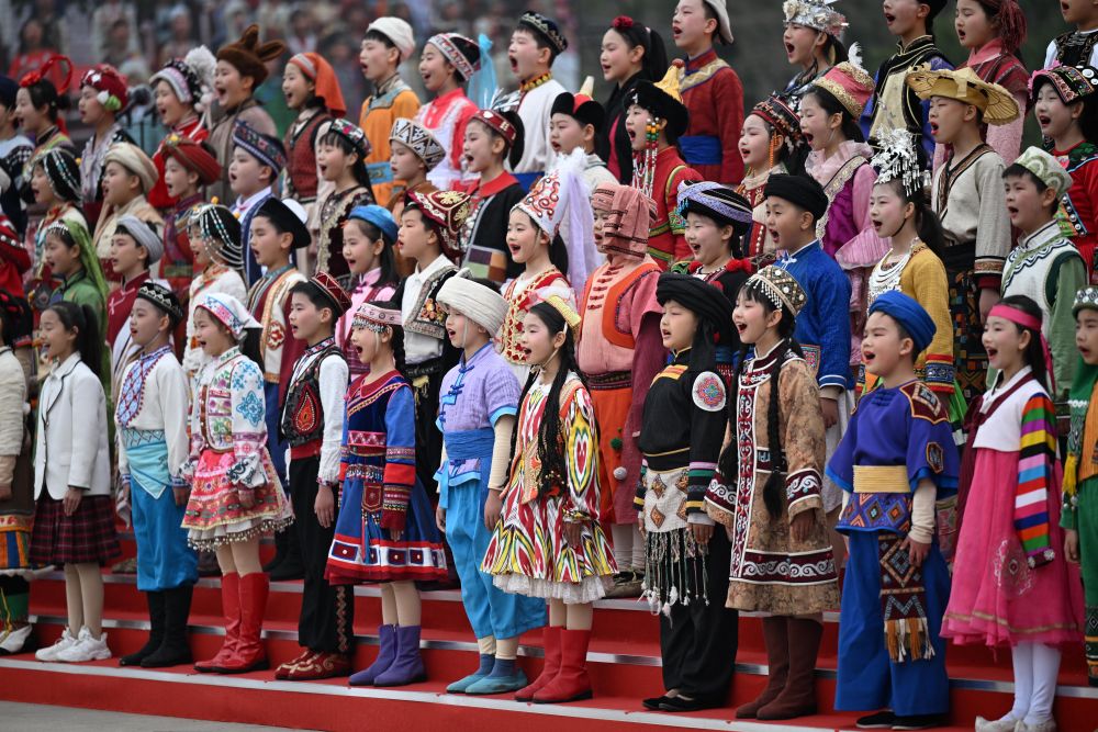 4月4日，身穿民族服飾的兒童在公祭軒轅黃帝典禮上合唱《黃帝頌》。新華社記者 陳曄華 攝