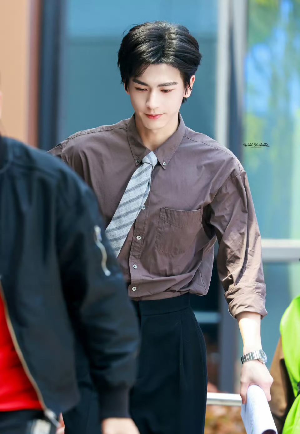 张凌赫爱你造型路透 ️，宽肩细腰大长腿腰肩比绝了，简直就是行走的衣架|张凌赫|大长腿_新浪新闻