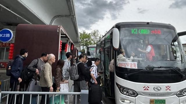 南平市站对接公交部门加密加开车站与市区、景区间的公交接驳频次。谢珺 图