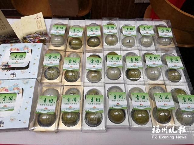 青团占据商超面点区域C位。记者 江海 摄