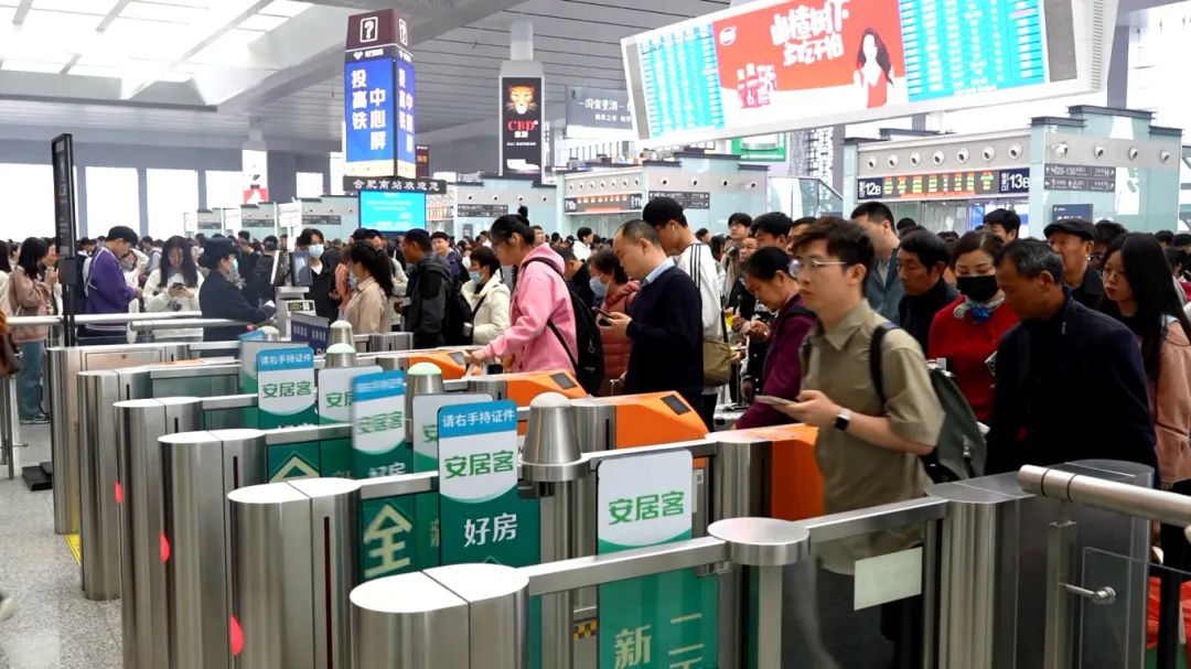 旅客在合肥南站检票口检票乘车。吴臻皓 摄