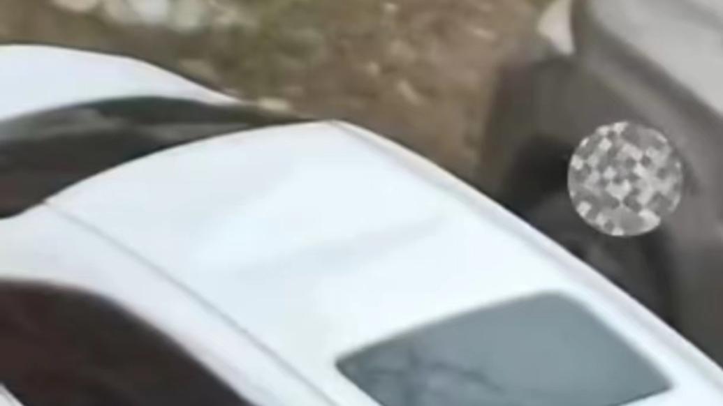 新车被小孩当成游乐场，车顶凹下一个大坑