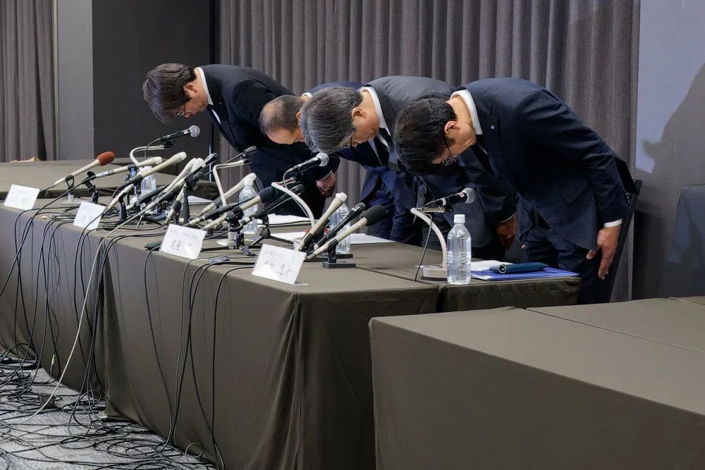 3月29日，小林製藥公司社長小林章浩（左二）及相關負責人在日本大阪舉行的新聞發佈會上鞠躬。新華社記者 張笑宇 攝