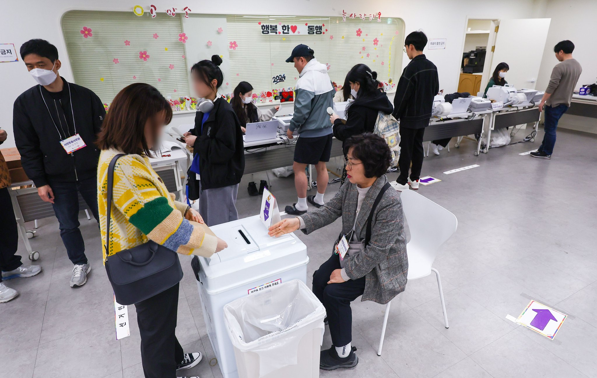 當地時間2024年4月6日，南韓首爾，南韓第22屆國會議員選舉「事前投票」最後一日，民眾排隊投票。圖/IC photo