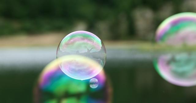 彩色泡泡的消逝：长大后，我们为何不再快乐？