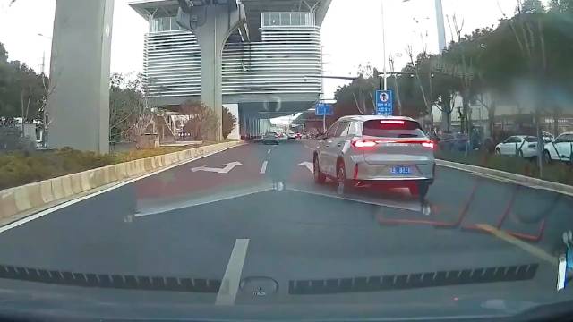 快车道突然停车，实习车害人啊