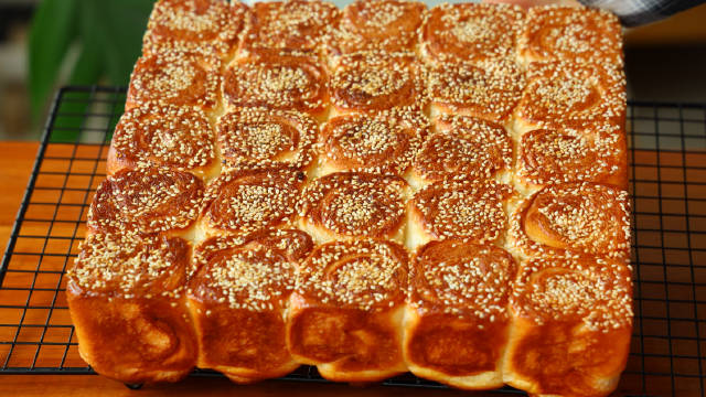 蜂蜜脆底小面包，清甜不腻，柔软拉丝，可邮寄的配方！