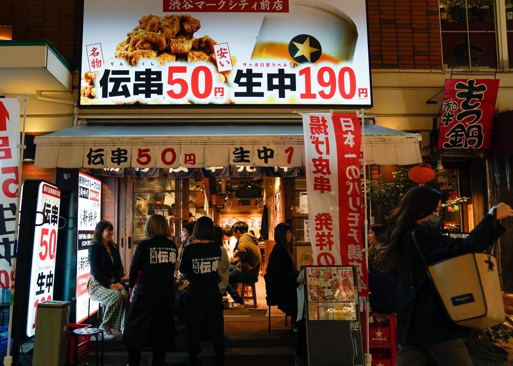 2021年10月25日，人們在日本東京涉谷區的餐館就餐。新華社發（祖斯迪斯·朱攝）