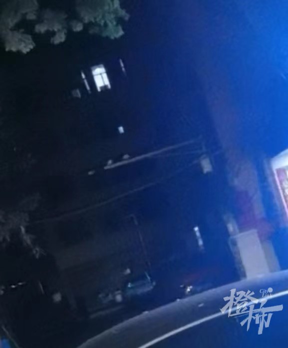 4月4日夜晚，郭某林自建房的5樓仍然亮燈，門口停著的車上坐著一些人