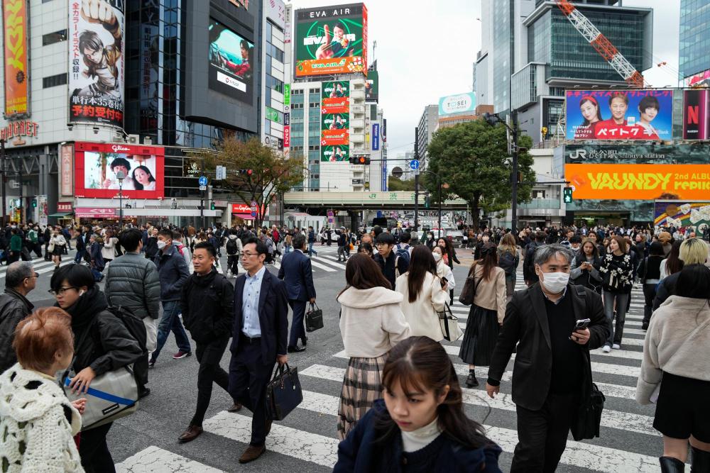 2023年11月15日，人們走過日本東京涉谷車站前的十字路口。新華社記者張笑宇攝