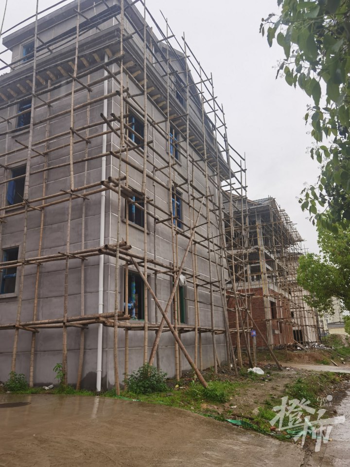 東門村城東安置區內，正在建造新的房子