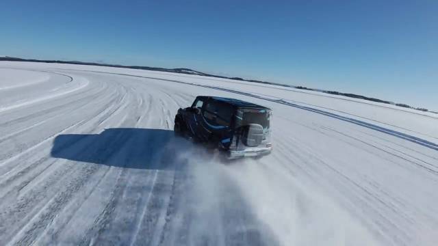 视频：奔驰CEO奥拉·康林松驾驶纯电G级越野车在瑞典的结冰湖面上展示其动态的稳定性