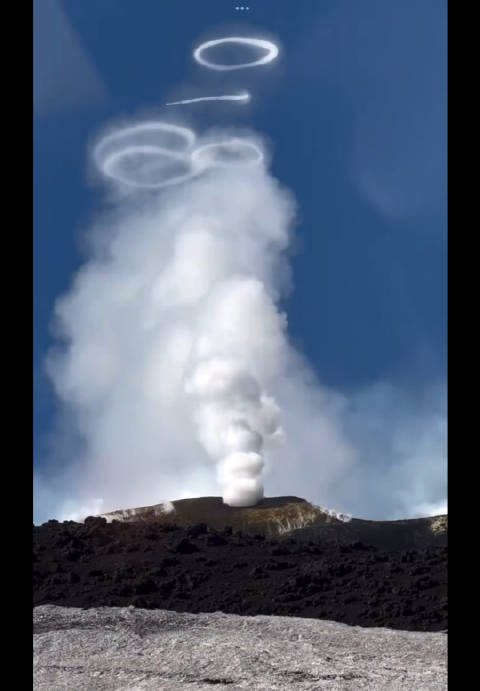 最近西西里的艾特纳火山都在吐烟圈呢…
