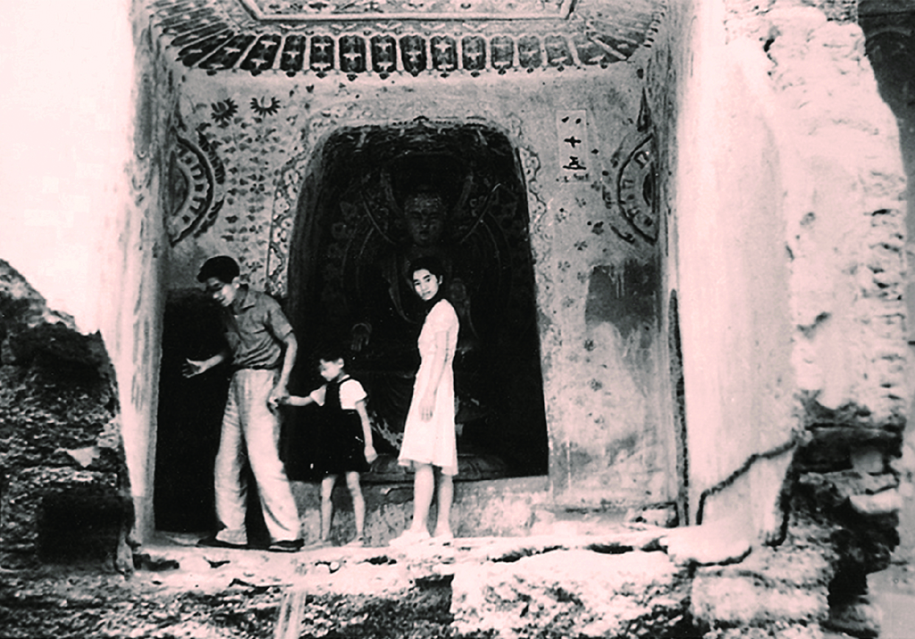常沙娜與父母在莫高窟。受訪者供圖