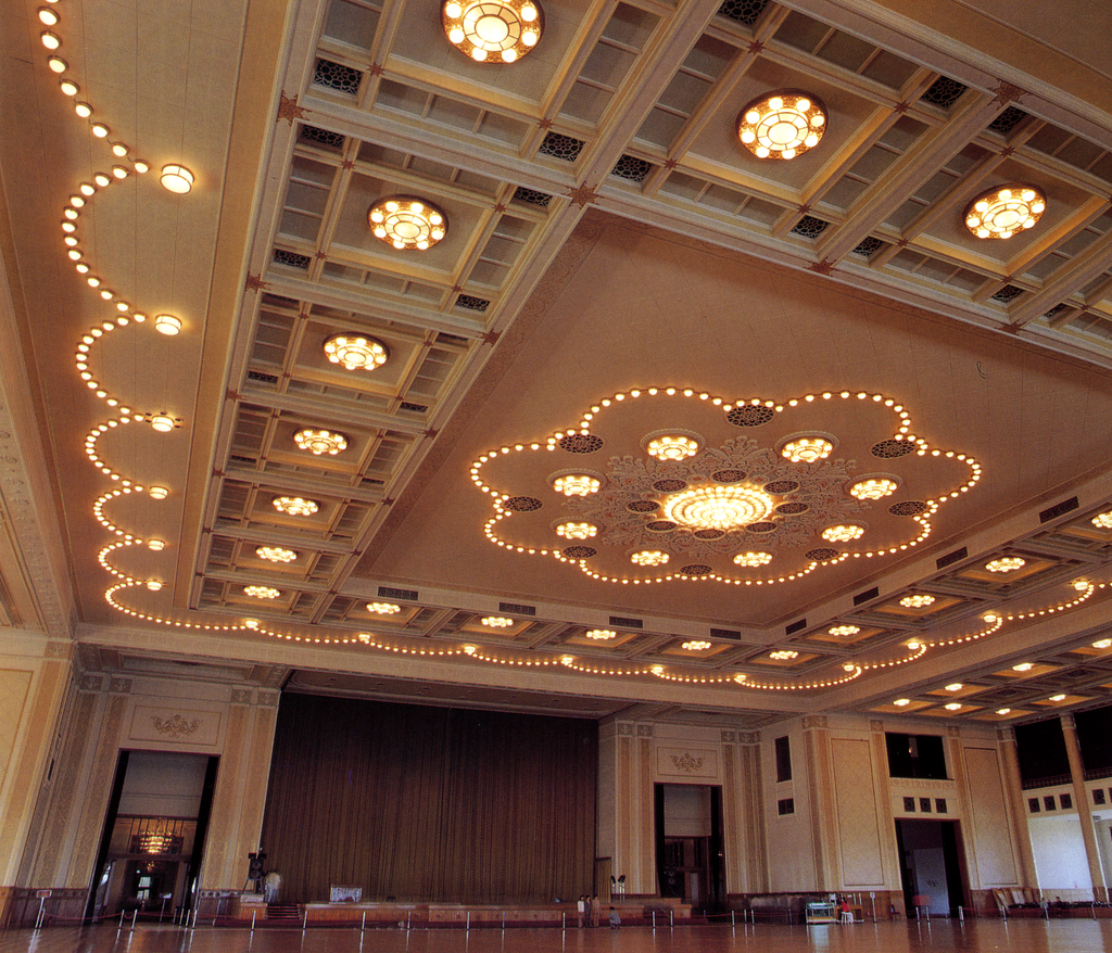 常沙娜設計的人民大會堂宴會廳天頂燈飾。受訪者供圖