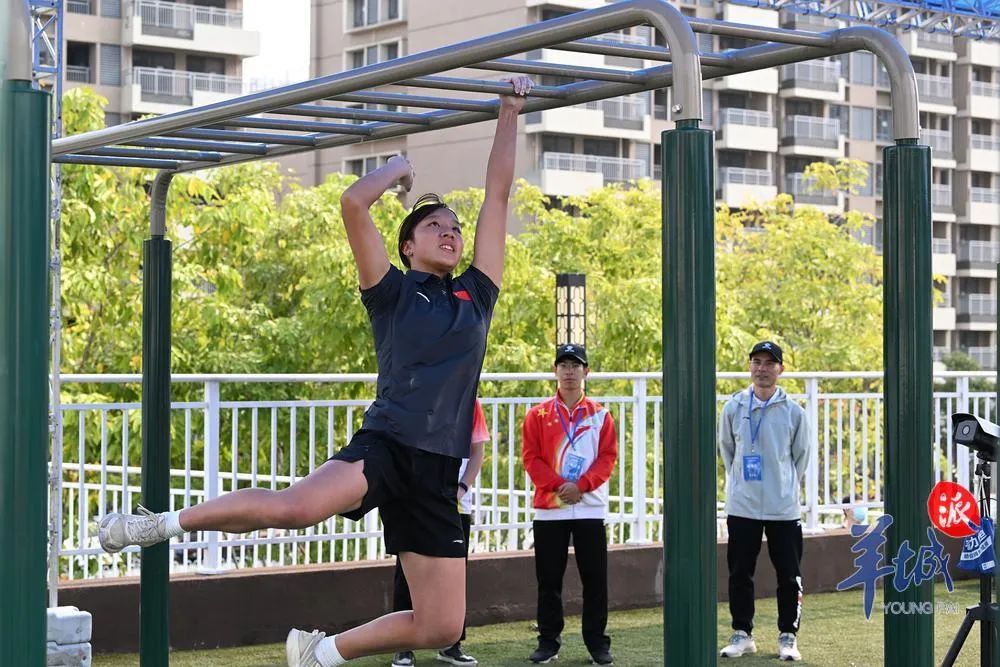 2024年4月9日,考生在广州天河区的清华附中湾区学校考点参加各项体育项目考试