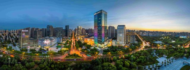 西安经开区夜景。西安经开区宣传文旅局供图