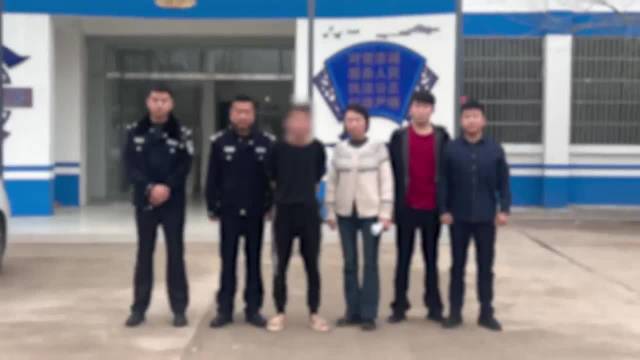 民警翻墙而入突击围捕嫌疑男子