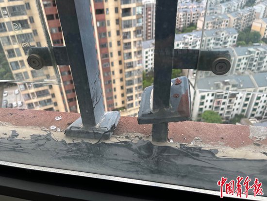     4月3日，臨峰香閣3棟18層的一位業主家中，客廳陽台原本的玻璃圍欄被吹壞。中青報·中青網記者 杜佳冰/攝