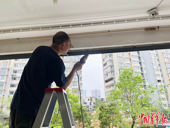     4月3日，一位門窗裝修工正在給偉夢·清水灣小區里的一戶業主打孔安裝窗戶。中青報·中青網記者 杜佳冰/攝
