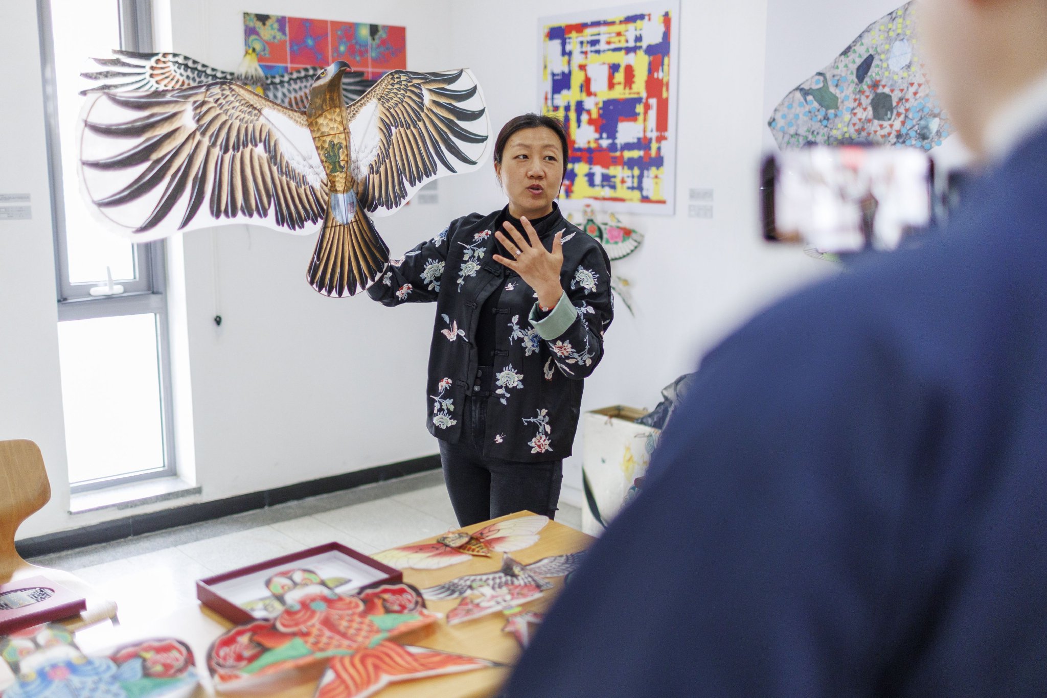 非遺集市，學生現場錄製風箏的介紹影片，傳播非遺文化。新京報記者 王子誠 攝