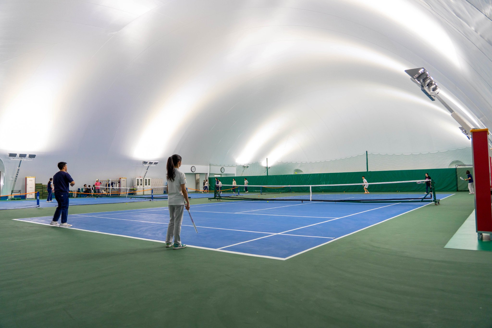 清明節假期，北京亦莊實驗中學學生在學校氣膜館打網球。北京經開區供圖
