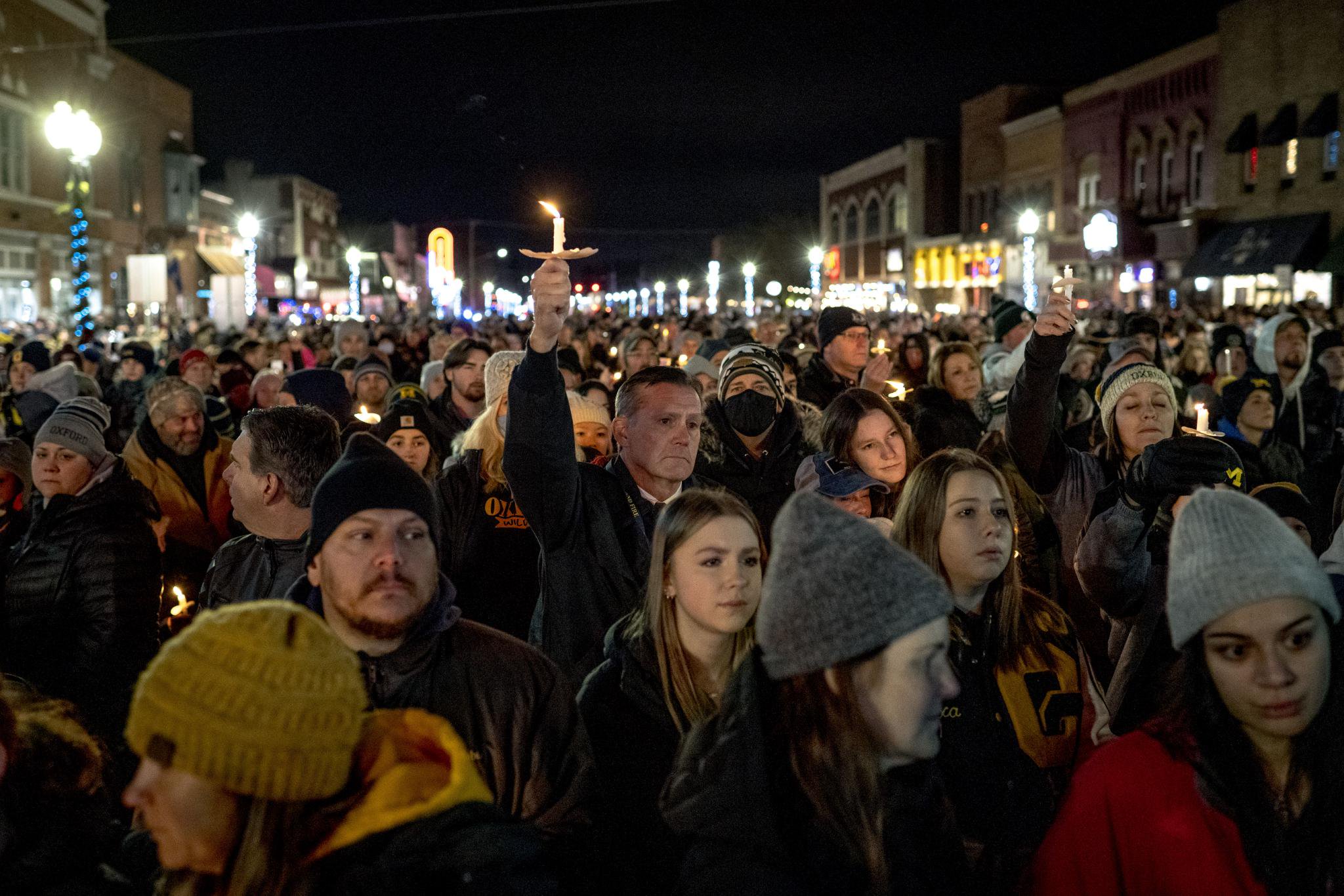 當地時間2021年12月3日，美國密歇根州，來自社區的民眾聚集，一起為牛津高中校園槍擊案受害者守夜。圖/IC photo