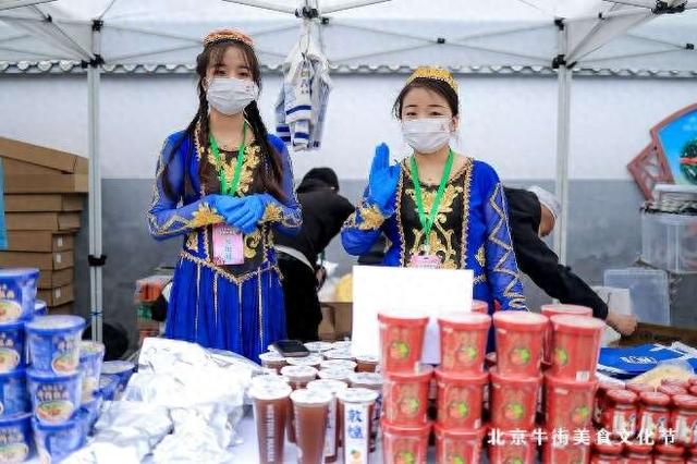 4月10日,北京牛街美食文化节现场,刘娟(左)正在售卖特色美食。受访者供图