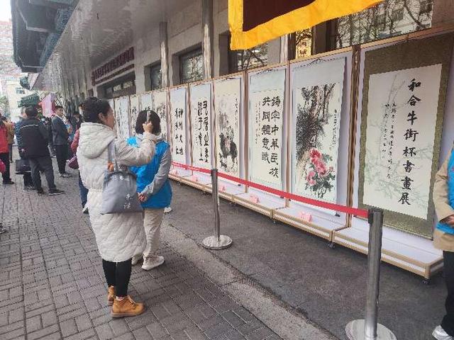 4月10日,北京牛街街道办事处门前,“和合牛街杯”书画展现场。实习生 贾新阳/摄