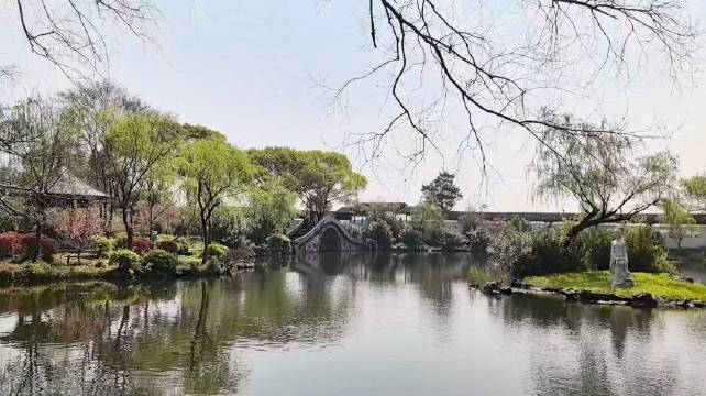 蠡园最具江南园林风格，它坐落在风景如画的蠡湖之滨