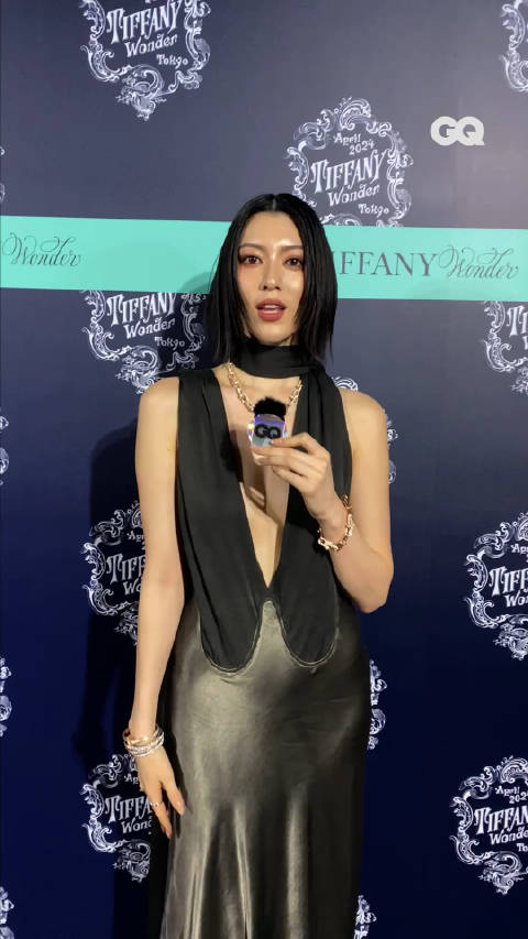 三吉彩花今日在东京出席蒂芙尼的活动，穿了一条深V领的裙子，很性感哦！