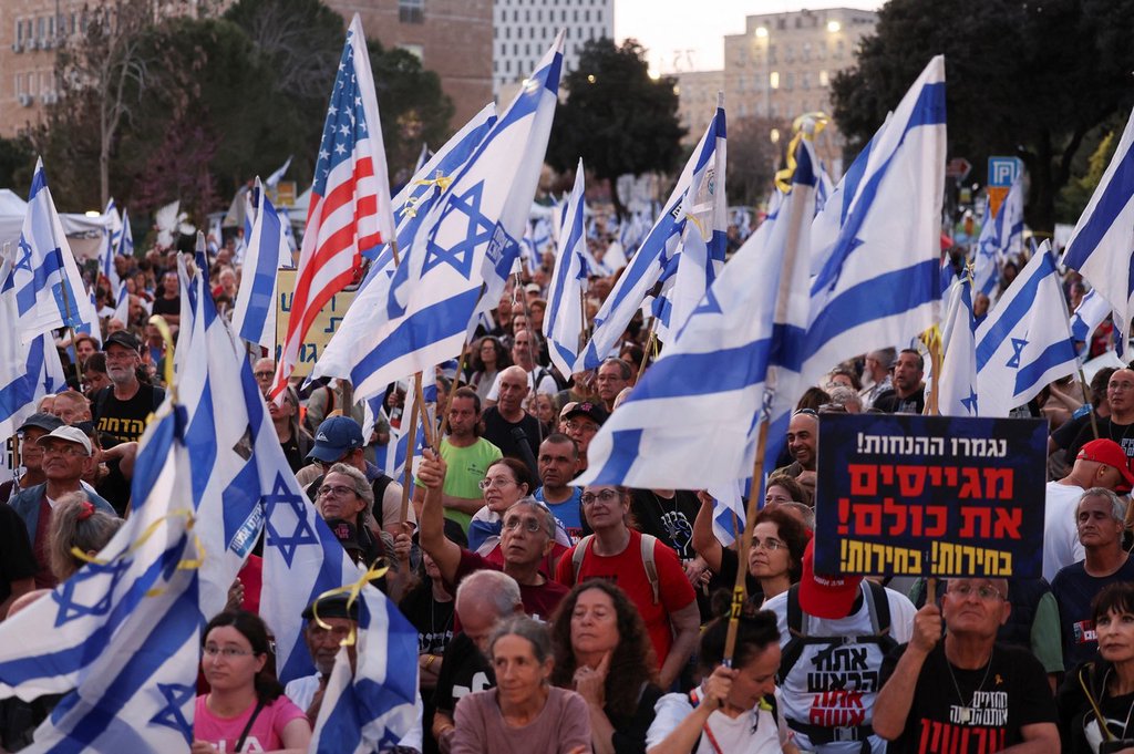 當地時間4月1日，以色列民眾舉行反政府抗議活動，要求以色列總理內塔尼亞胡辭職，重新舉行大選，並敦促以色列政府盡快就加沙被扣押人員的釋放與哈馬斯達成協議。圖自IC Photo