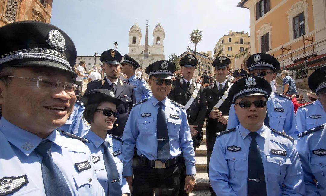2017年6月5日，中國警察與意大利警察一起在羅馬的西班牙廣場巡邏 圖自東方IC