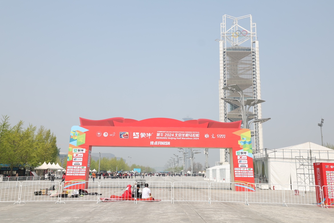 北京半馬終點拱門基本搭建完畢。 新京報記者 王飛 攝