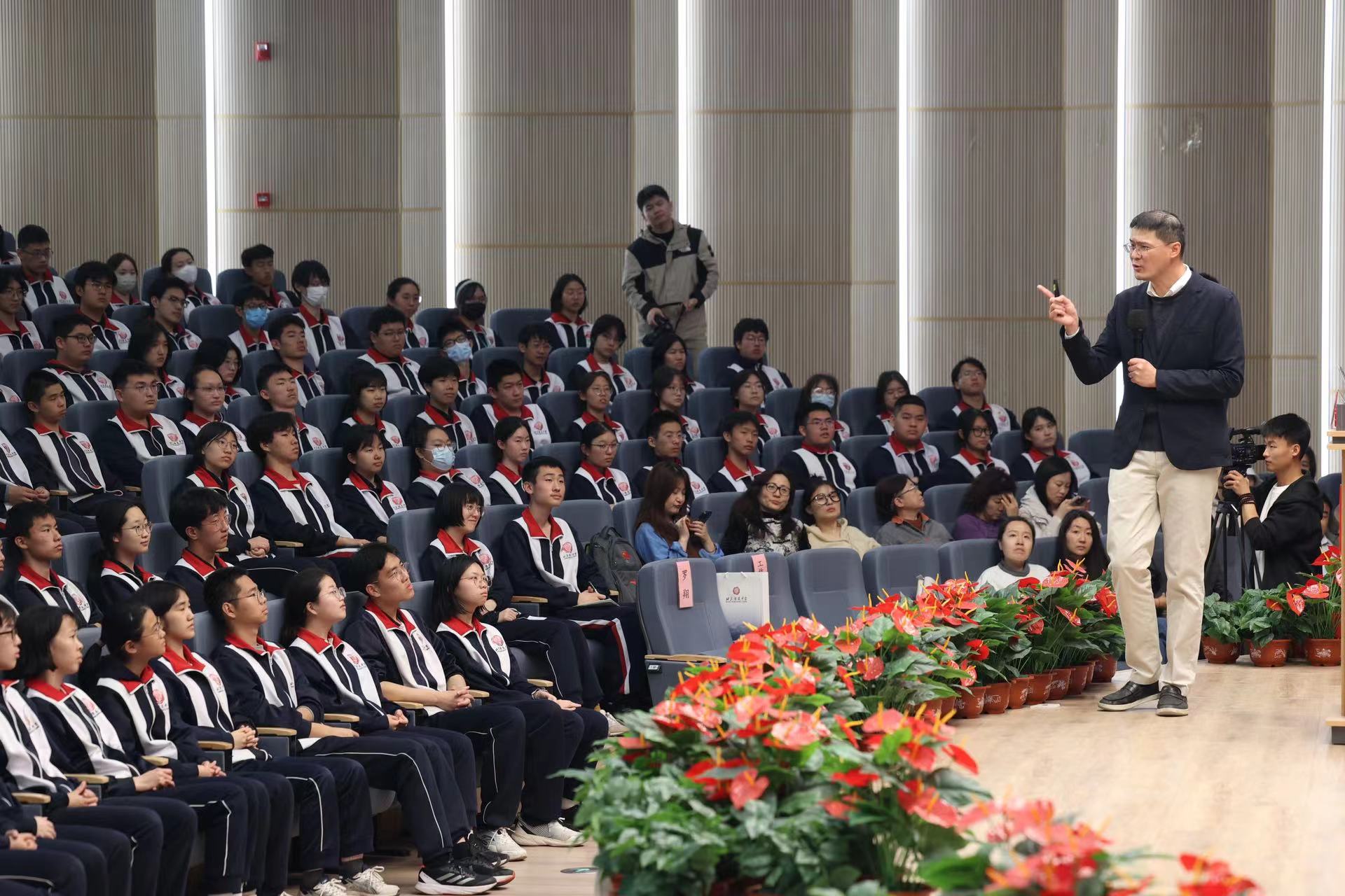 北京彙文中學師生代表等600餘人共同聆聽報告。主辦方供圖