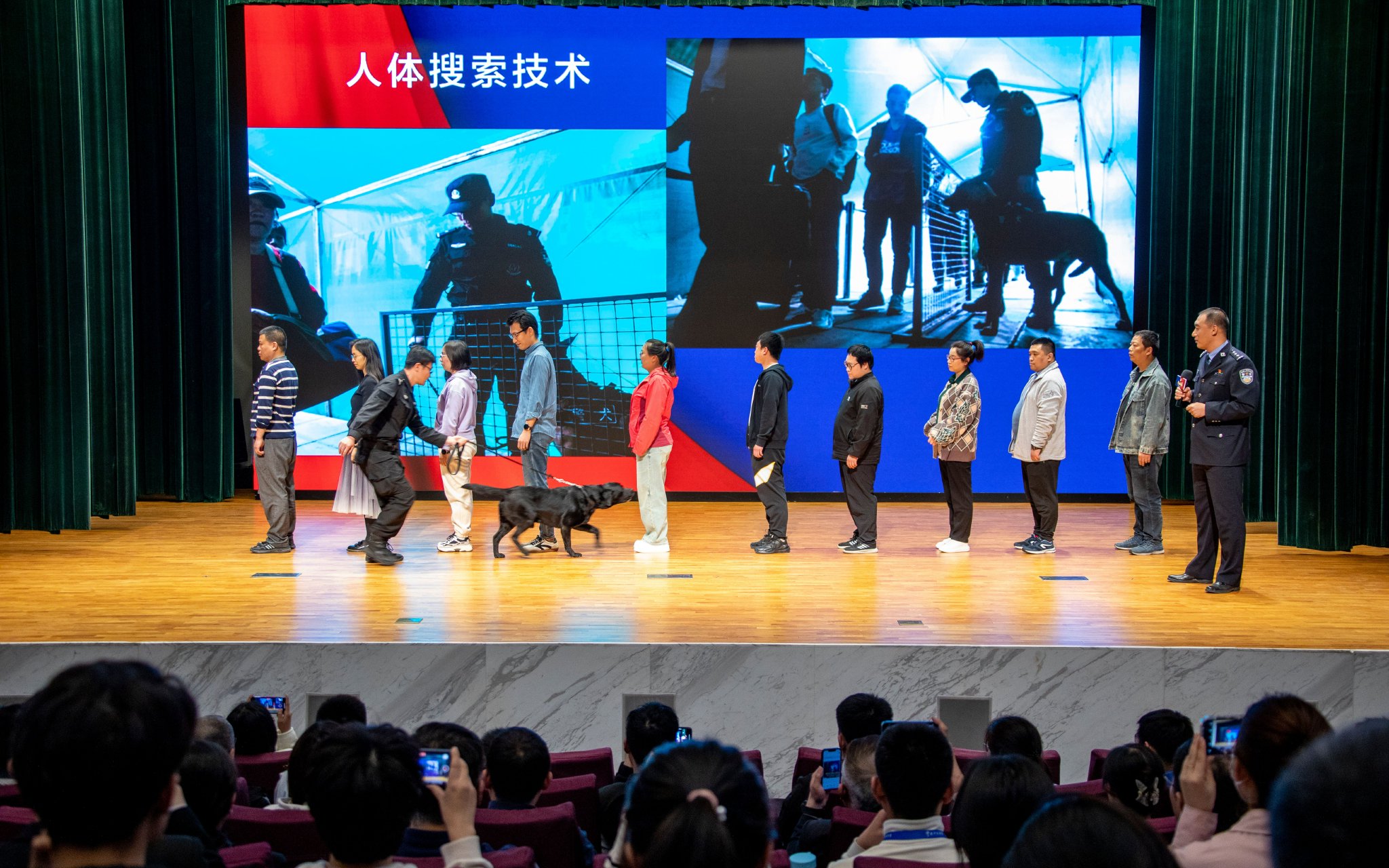 群眾上台互動，體驗警犬搜索物品。 圖源：北京警方