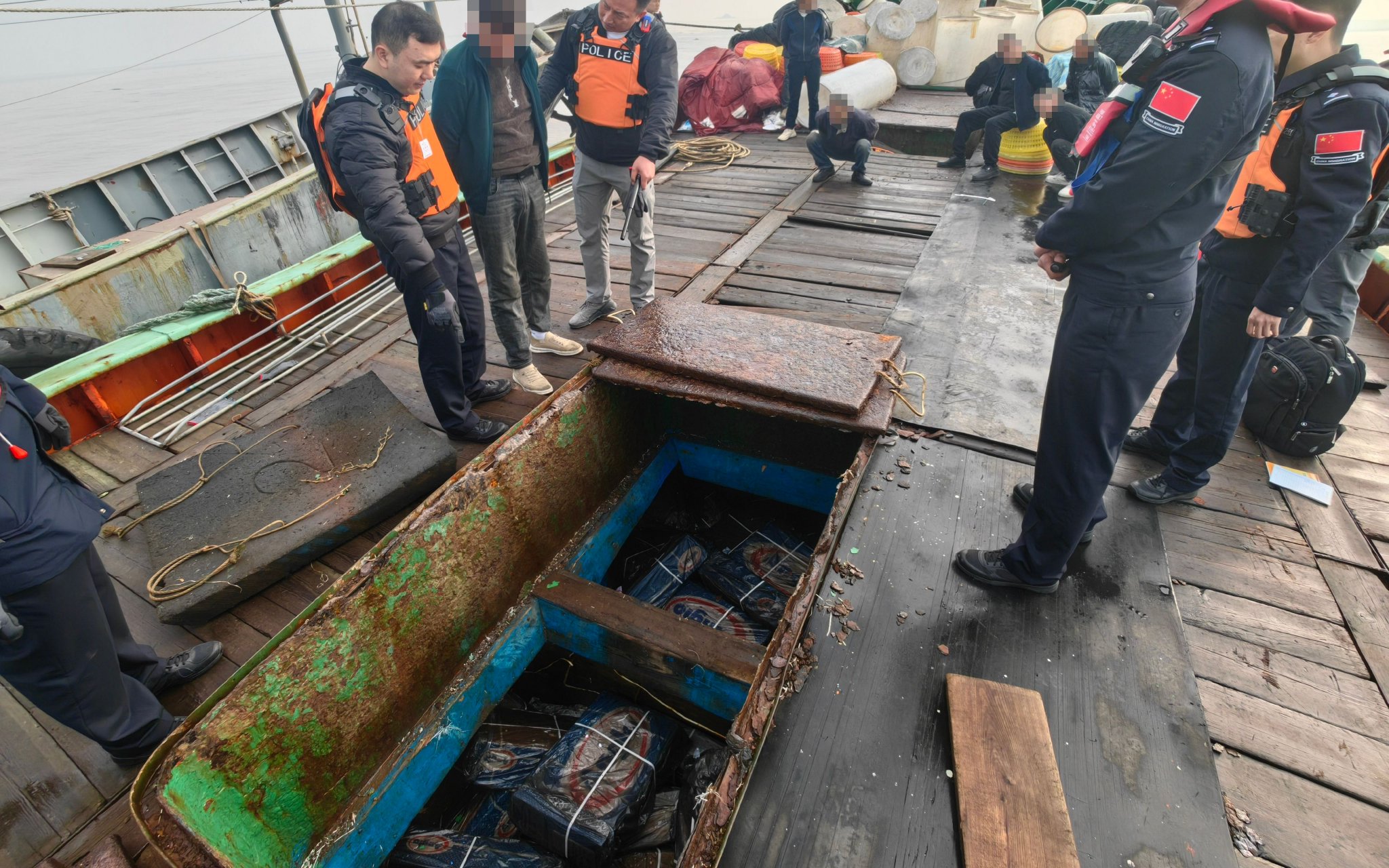 聯合辦案組查獲的走私船，內有走私凍品60餘噸。 圖源：寧波邊檢