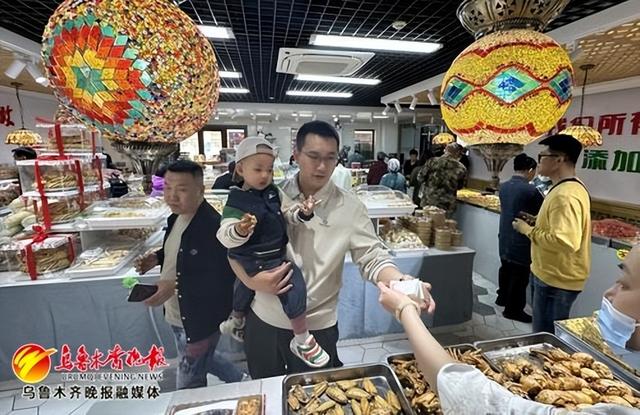 4月11日,在位于高新区(新市区)的温州美食街苹果香面点铺子,顾客正在购买特色面点。记者石磊摄