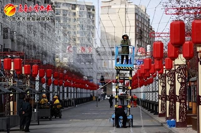 4月11日,在位于高新区(新市区)的温州美食街,工作人员正在进行市场亮化升级工作。记者石磊摄