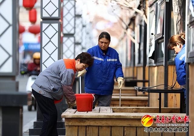 4月11日,在位于高新区(新市区)的温州美食街,工作人员正在打扫街区内的卫生。记者石磊摄