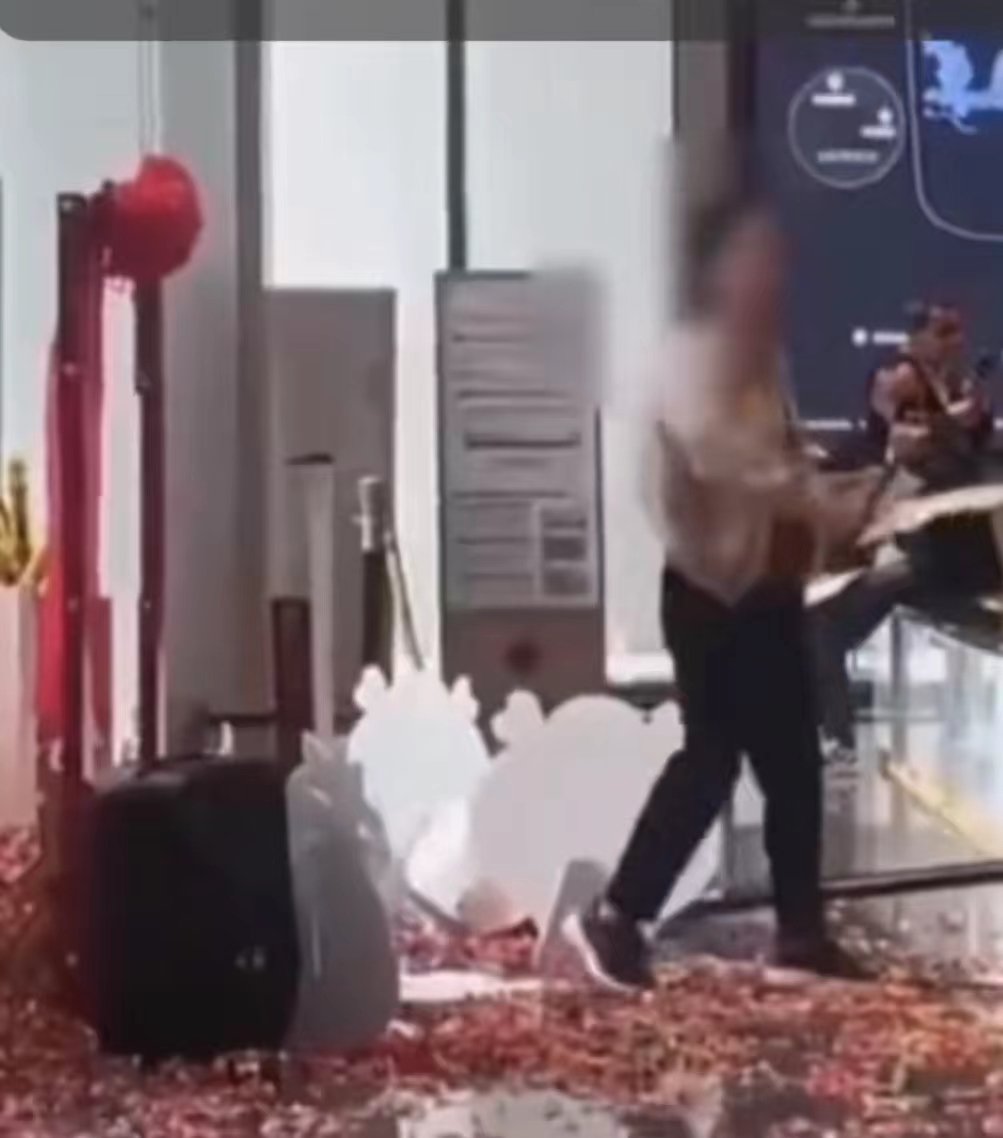 网上女业主怒砸售楼处视频截图