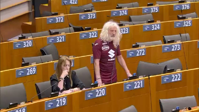 欧洲议会议员开会时高呼：加油都灵！狗屎尤文！