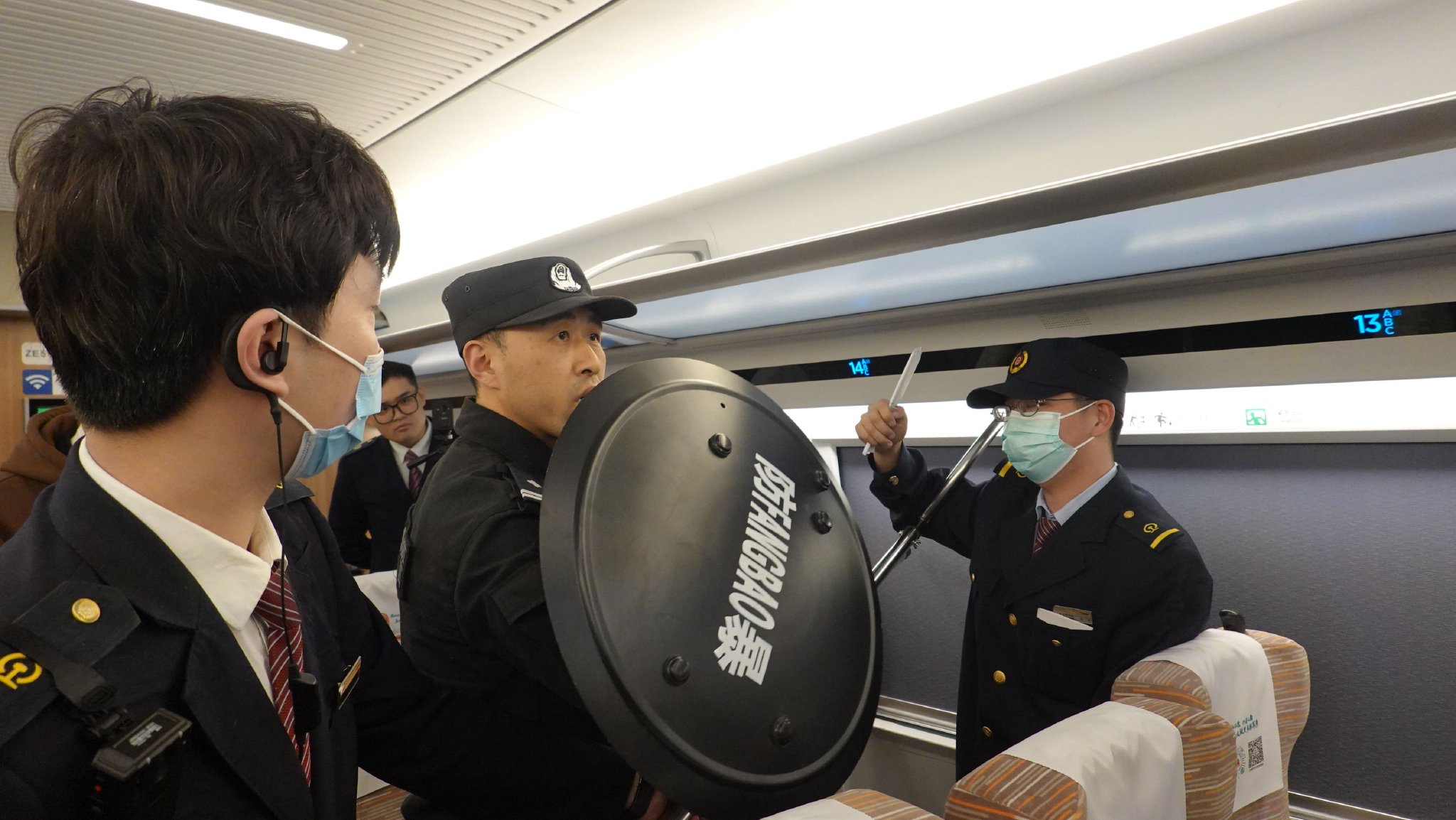 民警在列車上展開反恐防暴培訓。圖源：北京鐵警