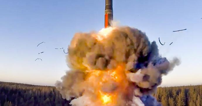敢动盟友伊朗试试？俄发出最强硬核战警告，洲际导弹飞越中东上空
