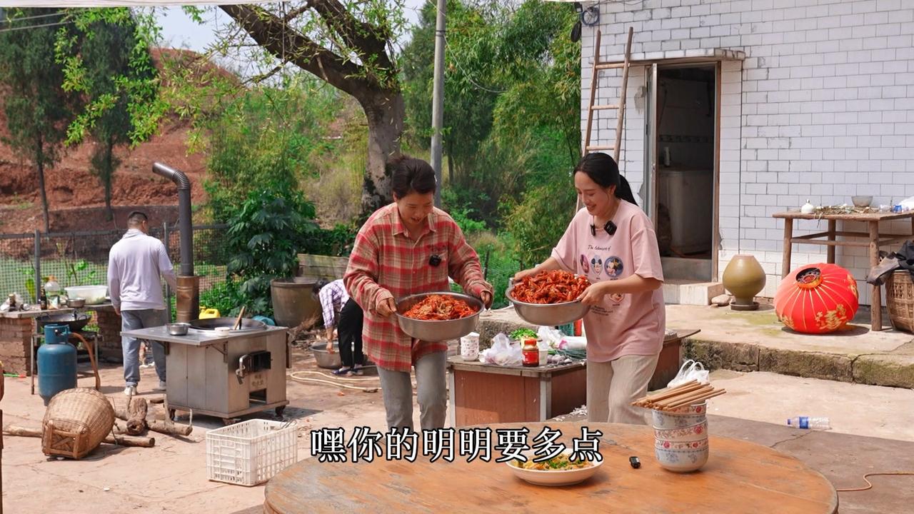 小妹买了20斤小龙虾，和翠花厨艺大比拼，做10斤蒜蓉10斤麻辣真香