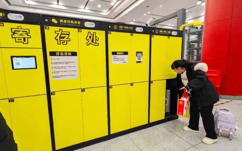 北京地鐵10號線豐台站，乘客正在使用共享寄存櫃。新京報記者 王貴彬 攝